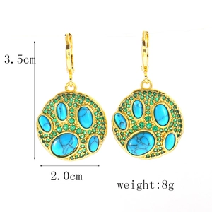 Détails de boucles d'oreilles dorées avec turquoise et cristaux verts, hauteur 3,5cm et 2,0cm