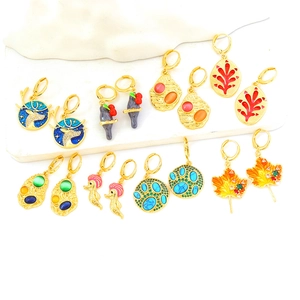 Ensemble détaillé de boucles d'oreilles émaillées avec motifs turquoise et corail