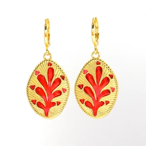 Élégantes boucles d'oreilles ovales dorées avec motif corail en émail rouge et texture