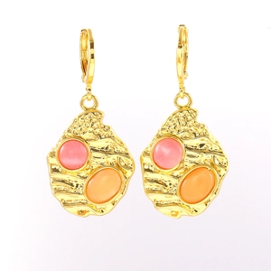 Boucles d'oreilles dorées avec texture lave, serties de pierres chatoyantes roses et orange