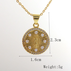 Detail van 18k vergulde Maagd Maria hanger met parels en zirkonia steentjes