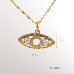 Detail van de 18k gouden oogketting met afmetingen van 1,6 cm hoogte en 2,2 cm breedte