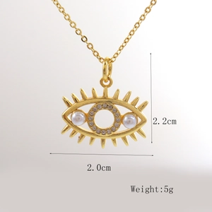 Detail van de 18k vergulde boze oog hanger met ingelegde zirkoon en witte parels