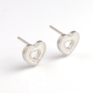 Orecchini a cuore in argento S925 con finitura martellata e design a doppio cuore