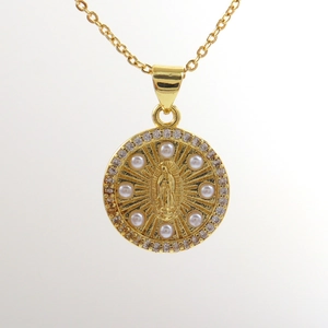 Gouden ketting met Maagd Maria hanger ingelegd met zirkonia en parels op wit