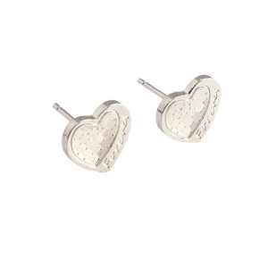 Orecchini a lobo a cuore in argento con incisione Forever e trama a scaglie lucide