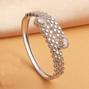 Détail d'un bracelet vintage en argent avec cristaux en poire et maille métallique