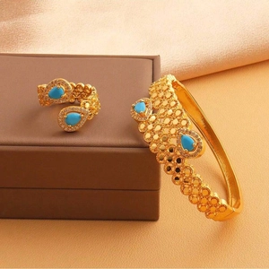 Détails d'un ensemble de bijoux dorés vintage avec pierres bleues et gravures ciselées
