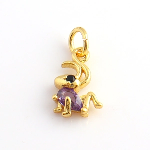 Detalle de colgante de insecto bañado en oro 18k con cristal violeta y ojo brillante