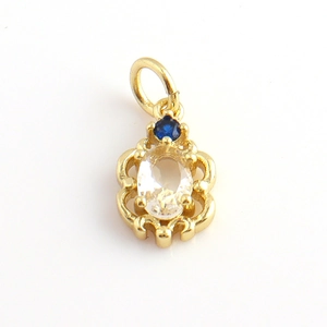Detalle del colgante bañado en oro de 18k con cristal ovalado e incrustación azul