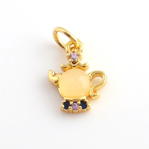 Detalle macro del colgante de tetera bañado en oro de 18k con ópalo y circonitas de colores