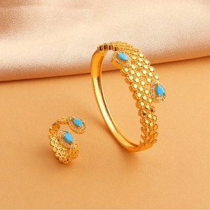 Parure de bijoux rétro dorée avec bague goutte turquoise et bracelet jonc ajouré
