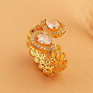 Vue détaillée de la bague vintage avec zircons blancs taille poire et motifs ciselés