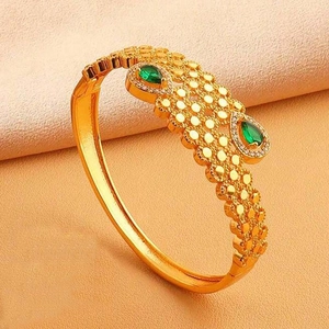 Vue détaillée du bracelet vintage doré avec pierres vertes en goutte et micro-zircons