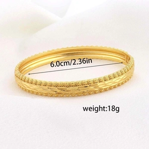 Vista macro del bracciale Dubai placcato oro con trame a sbalzo e dimensioni precise