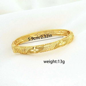 Dettaglio macro del bracciale placcato oro con motivi floreali e diametro interno 5,9 cm