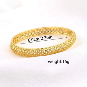 Detail van 24K vergulde armband met 6,0 cm diameter en opengewerkte textuur