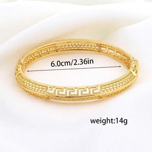 Dettaglio del bracciale placcato oro 24K con motivo greco traforato e diametro 6cm