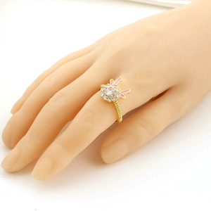 Bague réglable en or minimaliste avec zircon blanc rond et oreilles de lapin en émail rose