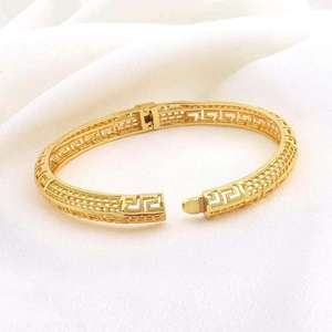 Bracciale placcato oro 24K con motivo a greca e ritagli su seta bianca pura