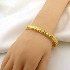 Bracciale Dubai placcato oro con intricati motivi a taglio diamante e bordi perlati