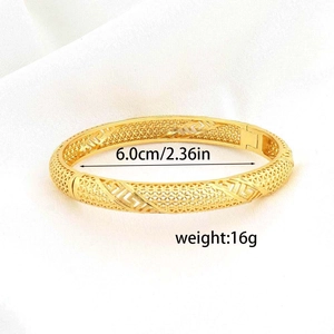 Detailoverzicht van 24K vergulde armband met Grieks patroon en afmetingen erop