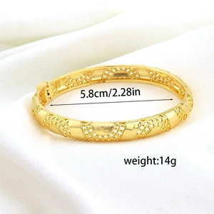 Detail van vergulde U-vormige armband met geometrische bloemmotieven en 5,8 cm diameter