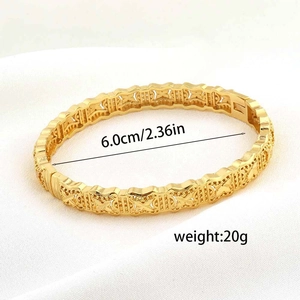 Detailweergave van de 24K vergulde holle armband met 6cm diameter en 20g gewicht