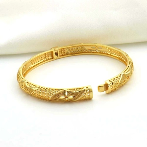 Bracciale Dubai placcato oro con motivo floreale traforato, trifoglio e chiusura sicura