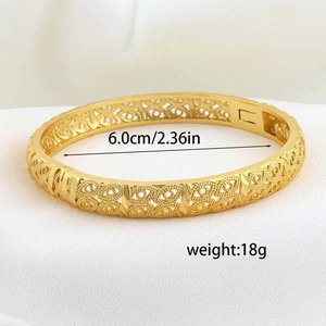Dettaglio macro di bracciale traforato placcato oro 24K con diametro 6,0cm e peso 18g
