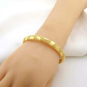Vergulde armband in Dubai-stijl met verfijnd filigraan en een U-vormig ontwerp