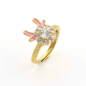 Détail macro de la bague dorée ajustable avec oreilles de renne et zircons blancs