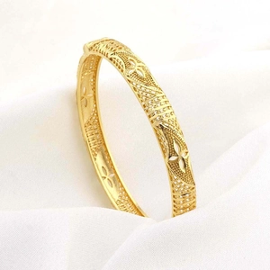 Lussuoso bracciale rigido a fiori traforati placcato oro su seta bianca per donna
