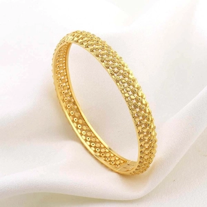 Gedetailleerde macro-opname van 24K verguld hol bloemmotief op een Midden-Oosterse armband