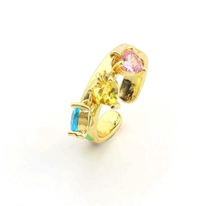 Détail de la bague dorée réglable avec pierres précieuses en forme de cœur tricolore
