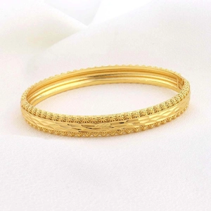 Bracciale rigido placcato oro con bordo a girasole e trama a rombi per donna