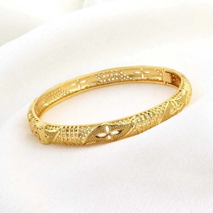 Lussuoso bracciale placcato oro con motivi floreali traforati e chiusura a cerniera