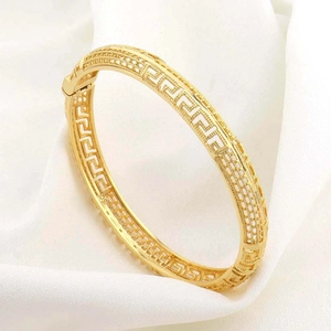 Dettaglio macro del bracciale placcato oro 24 carati con motivo Greca e chiusura