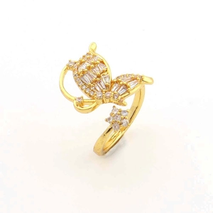 Détail de la bague papillon et fleur dorée ornée de cristaux baguette scintillants