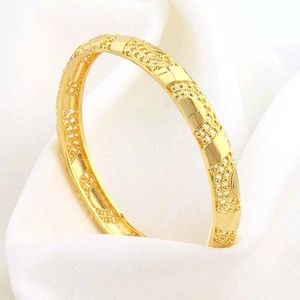 Vergulde messing U-vormige armband met fijn filigraan en gladde metalen afwerking