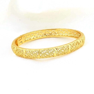 Bracciale placcato oro 24K con motivi a trama traforata e chiusura a scatto sicura