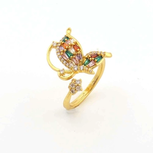 Bague ajustable papillon dorée avec zircons colorés et détail de trèfle