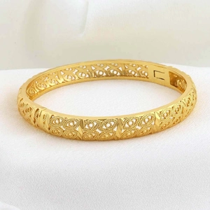 Dettaglio del bracciale placcato oro 24 carats con motivi geometrici e chiusura laterale