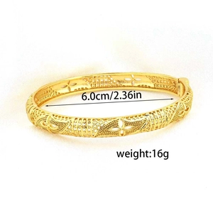Dettaglio del bracciale dorato traforato a rombi con diametro interno di 6,0 cm