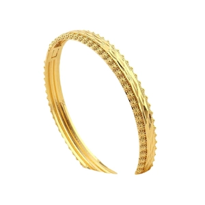 Squisito bracciale rigido placcato oro con rilievi a girasole e centro lavorato