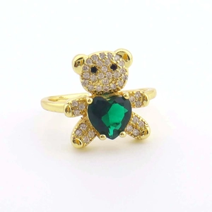 Détail de la bague ours dorée avec pierre cœur verte et micro-pavage en zircons
