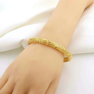 Lussuoso bracciale aperto traforato floreale placcato oro 18k al polso donna