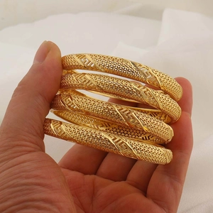 Set van vier 24K vergulde armbanden met honingraatgaas en Grieks sleutelpatroon