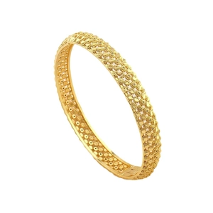 24K vergulde opengewerkte armband met bloemmotieven en zijdeachtige textuur