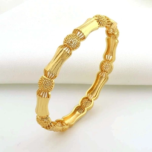 Detail van een 18K vergulde armband met holle bolletjes en bamboe-stijl ontwerp